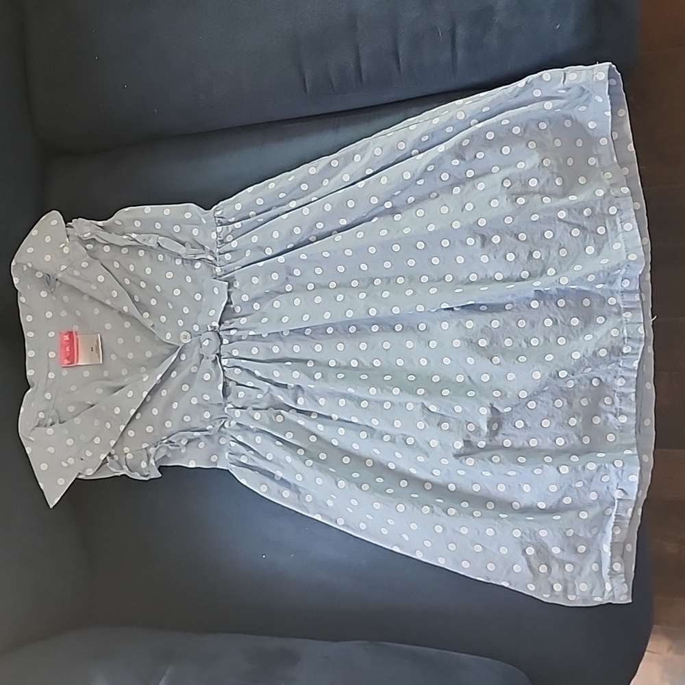 Sleeveless cute dress.